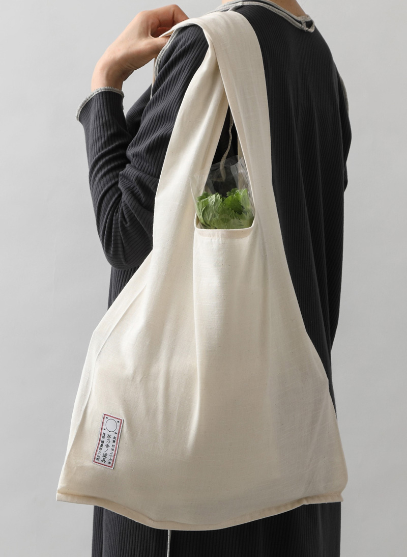 肩にかけられるから、荷物が多少重くなっても運びやすい!