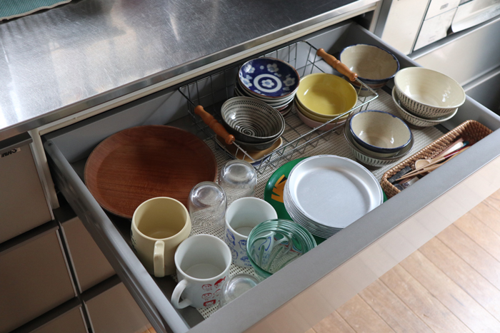毎日使う器は台所の引き出しが定位置です