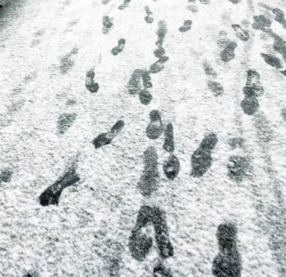 雪についた足跡を見ると、ニヤッとしてしまいます。雪が少ない? そんなこと気にしない気にしない。