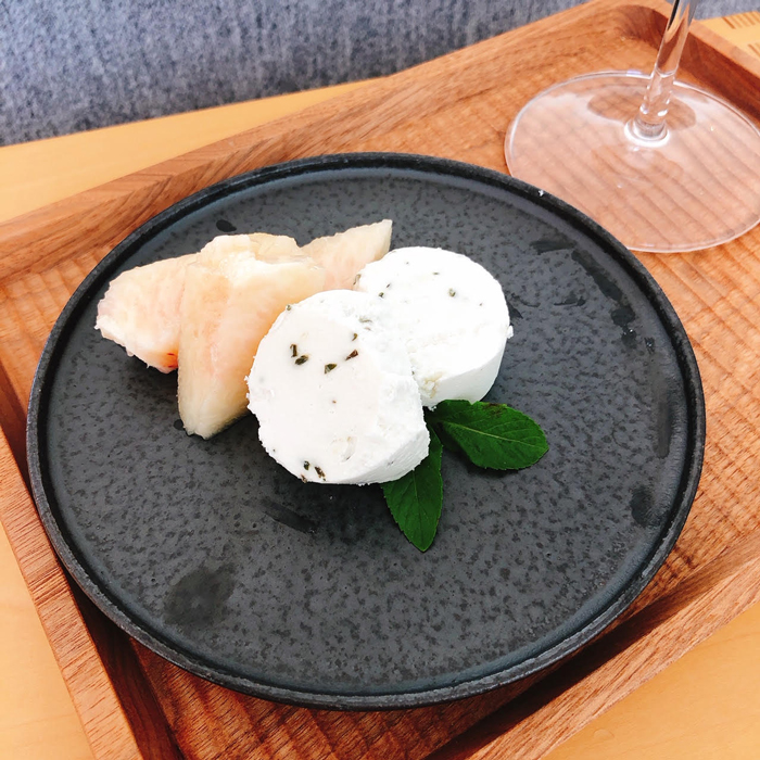 フレッシュな山羊チーズはフルーツとの相性も抜群。ミントと桃を合わせて、さっぱりいただきました