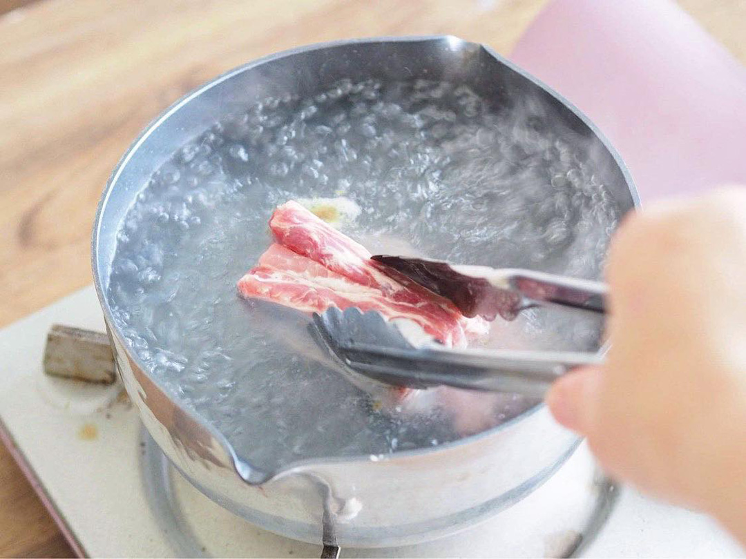 湯の温度が下がるので、肉は一度に入れず半量ずつにするのがベスト