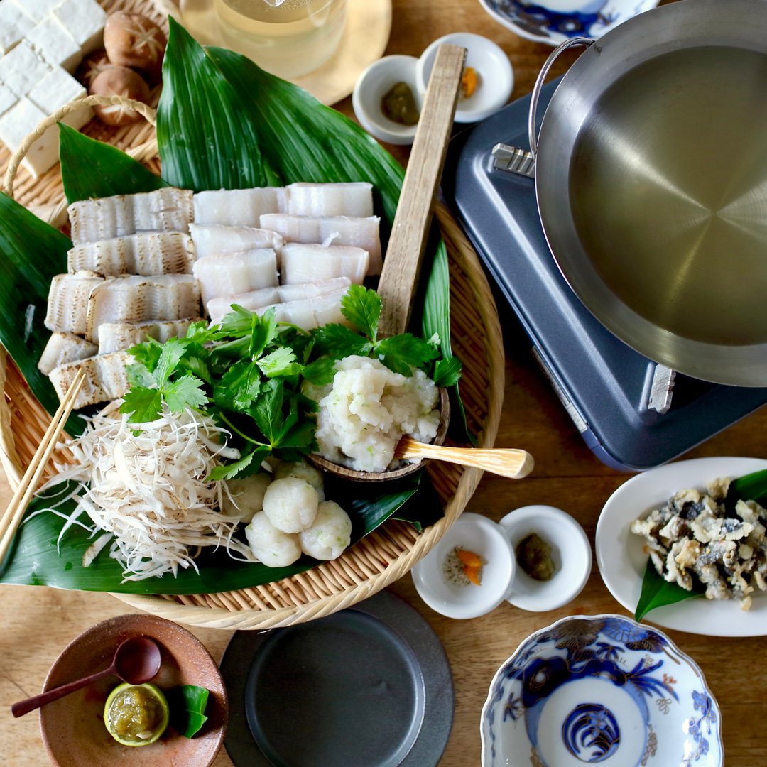 食材の下に葉っぱを敷くのも、こなれ感を出すポイント