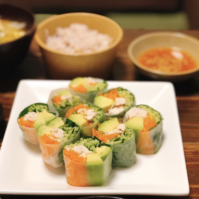 ひと品で栄養満点! ササミとアボカドの生春巻き