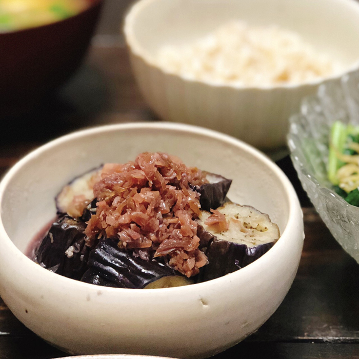 薬味野菜たっぷりで、香り高いひと品。ナスの揚げ煮