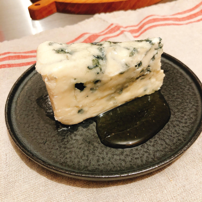 フランスのロックフォールは、羊のミルクで造られる青カビチーズ。赤ワインとの相性は最高です