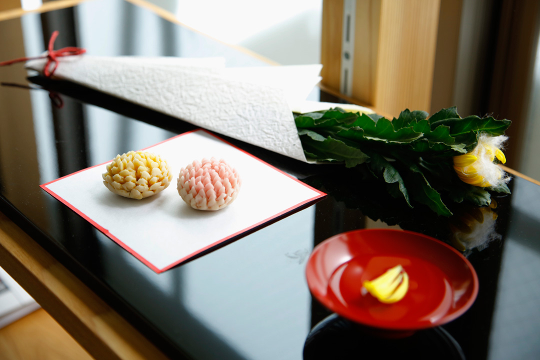 被せ綿をした菊と菊酒、練り切りの和菓子「はさみ菊」