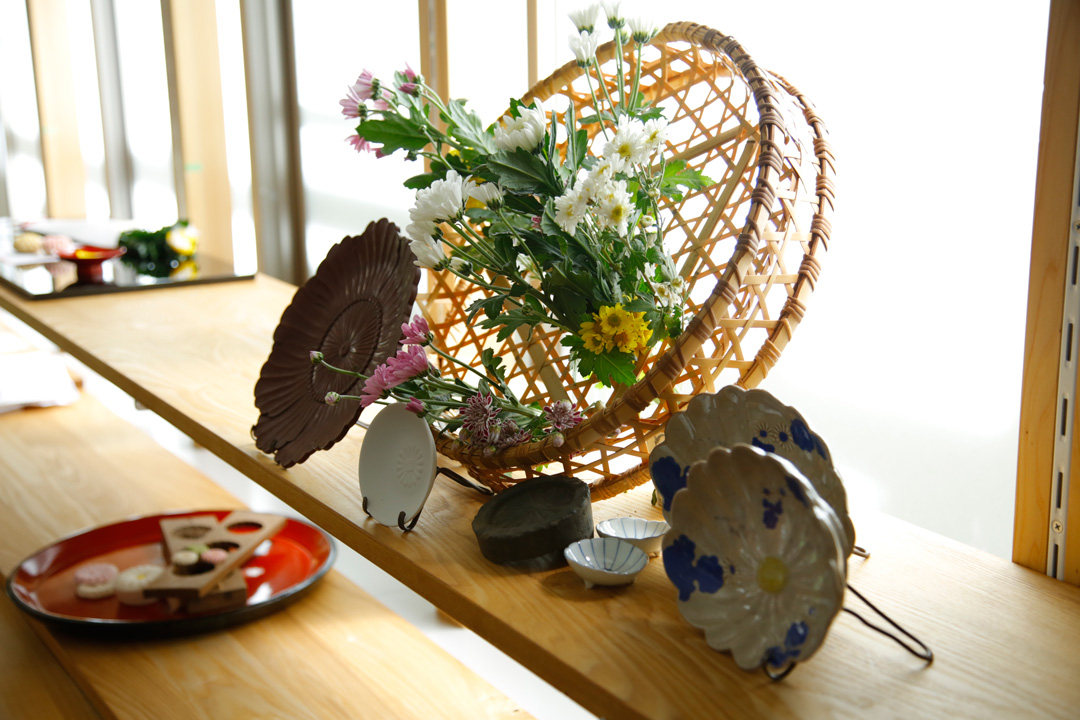 色とりどりの小菊と菊の器、和菓子の菊型