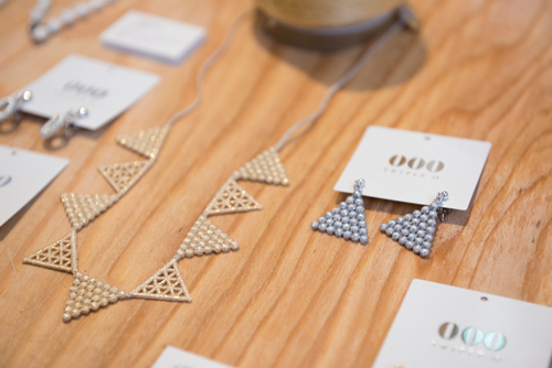 刺繍なのに、金属のような立体感が出るのも不思議です