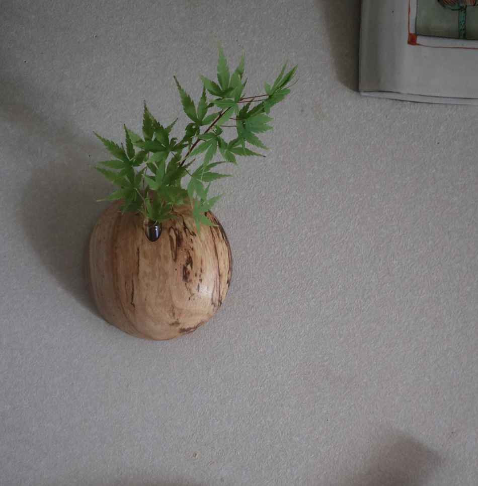 もみじの木で作られた花器にもみじを挿してみました
