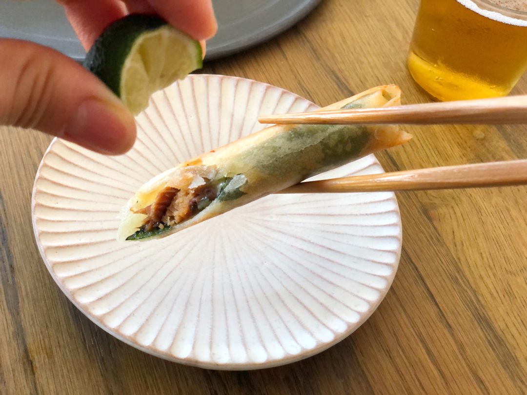 すだちを搾って食べましょう