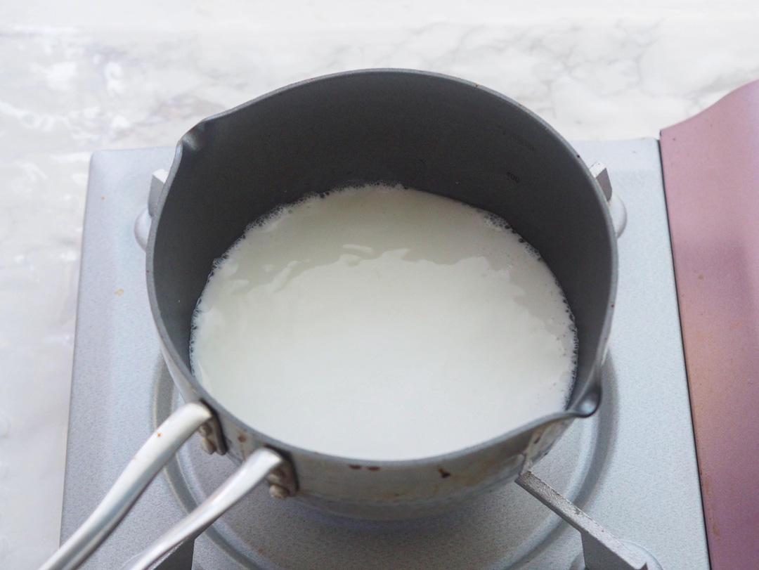 グラニュー糖を入れることで、牛乳の表面に膜が張るのを防ぐことができます