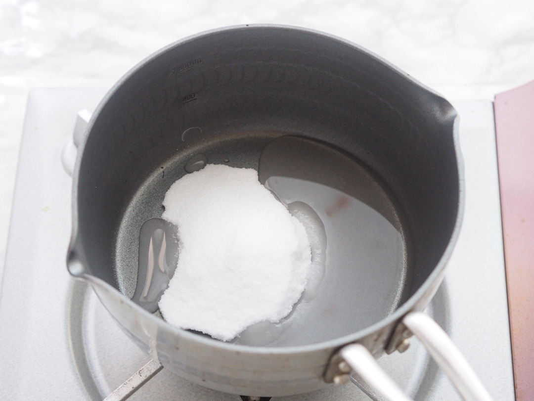 水を先に入れることで砂糖を均一に溶かします。細かいことですがとても大切!