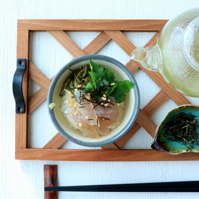 カジキマグロと、刻んだ昆布をのせて、熱い昆布茶をかけたお茶漬け