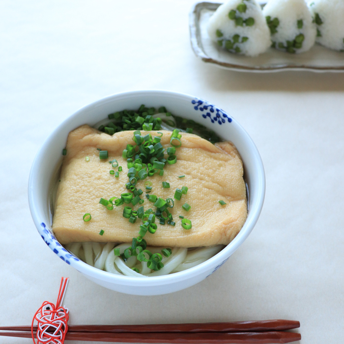 きつねうどんと豆ごはんおにぎり