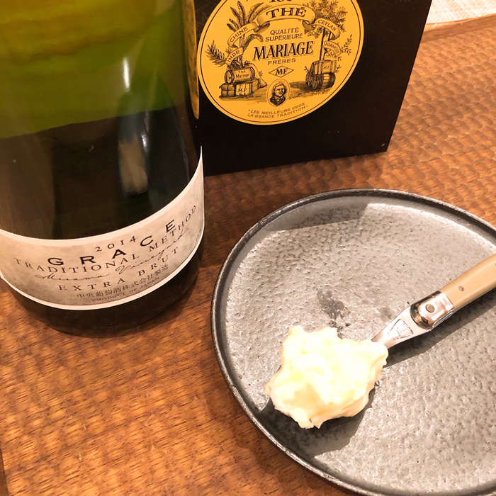 グレースという甲州のスパークリングワインとマリアージュフレールの紅茶。どちらもお気に入りです