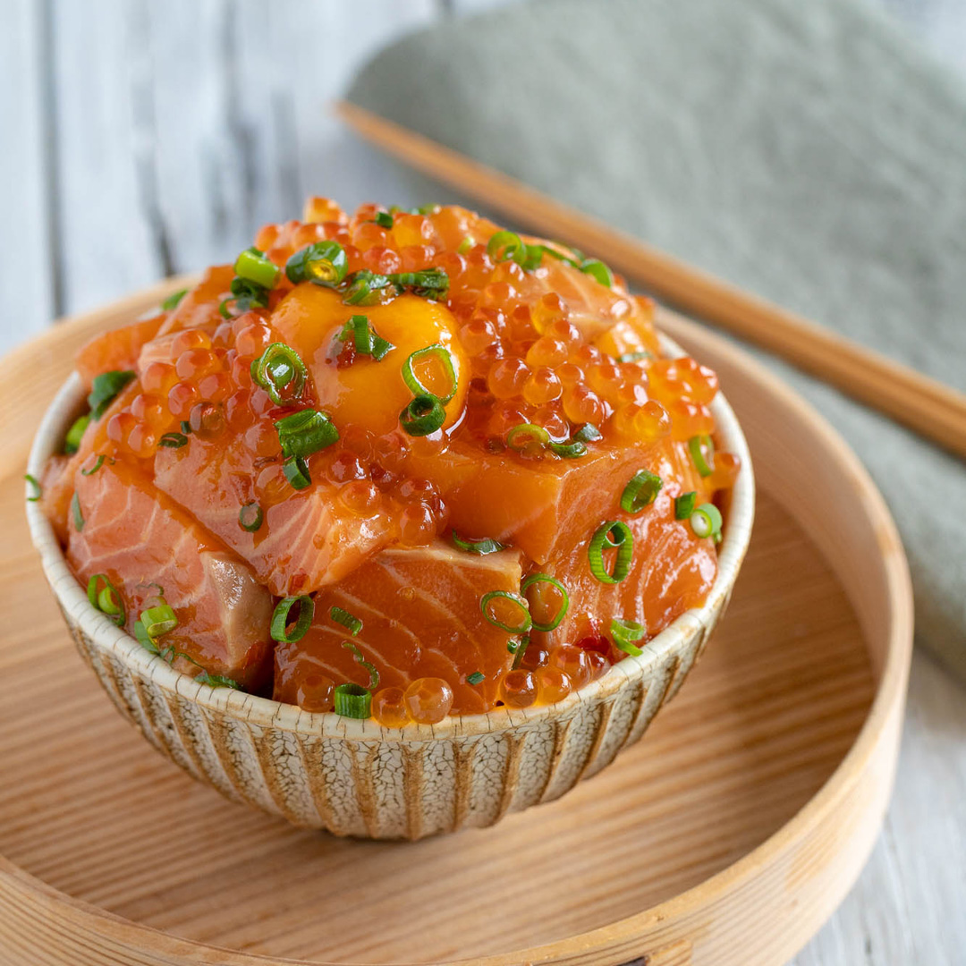 【レシピ】旨辛ダレでご飯がすすむ!サーモンゆっけ丼