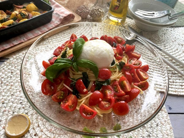 冷製パスタ。トマトとブッラータのクルダイオーラ