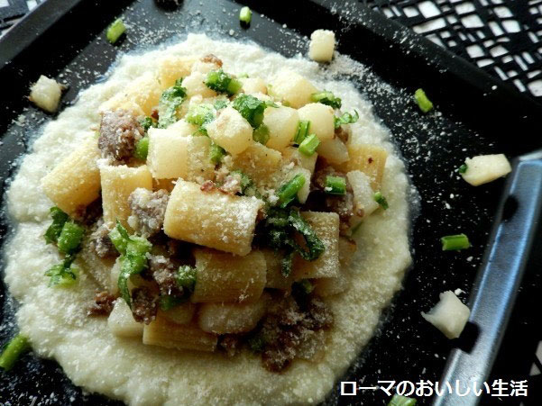 白いソースと黒いお皿の組み合わせ。淡雪のようなカブのパスタ