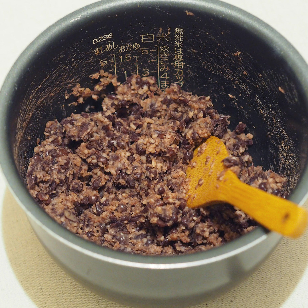 保温後8時間経過。小豆と麹がしっかりなじんでいます