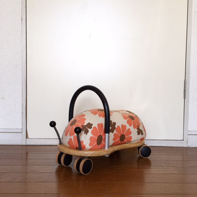 子ども三人が乗り継いだおもちゃ。破れたシートをヴィンテージの布に張り替え