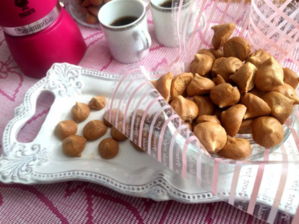 軽くつまめるサイズに作った、コーヒー味の手作りメレンゲ