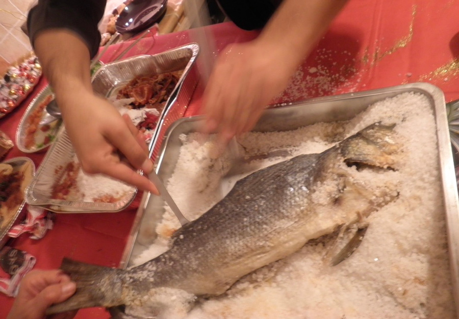粗塩で蒸し焼きにされたお魚がこの日のメインディッシュ!