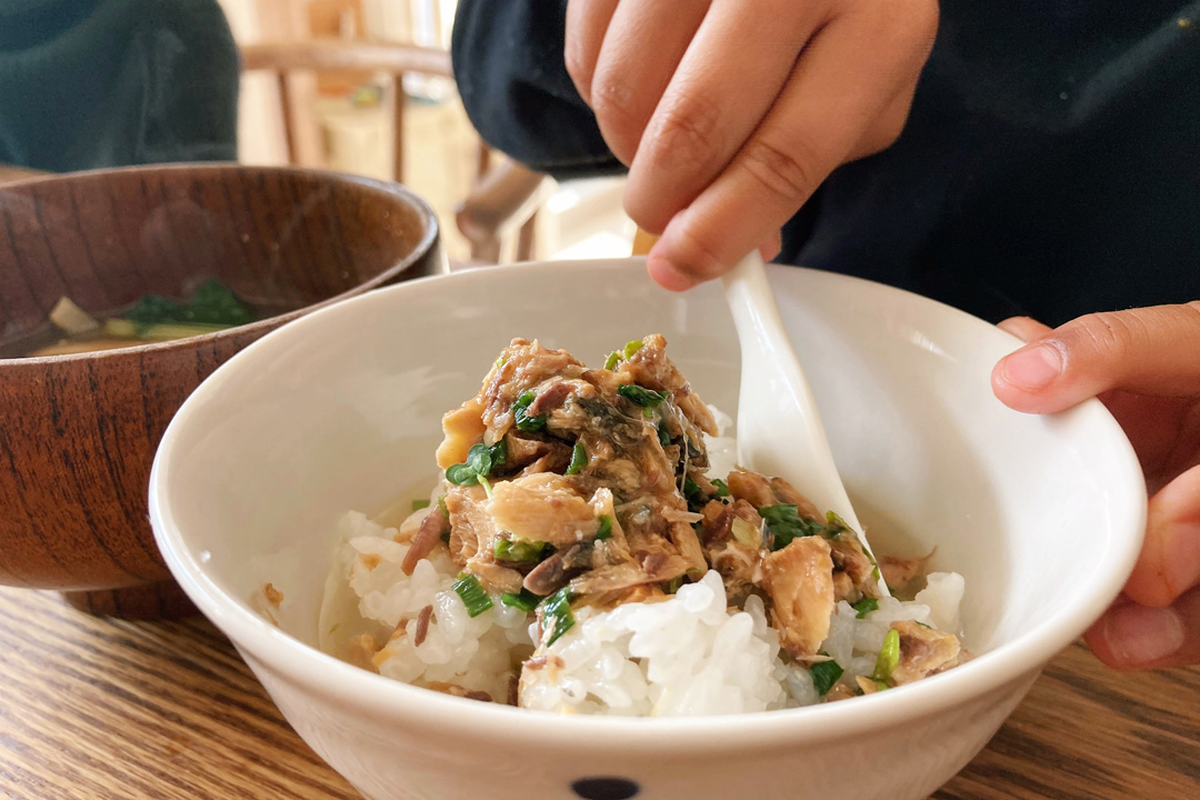 寒い朝にはお茶漬けで食べるのが、私とボクのお気に入りです