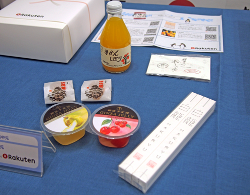 写真は上から時計回りに伊藤農園の100%ピュアジュース「みかんしぼり」、ソムリエアットギフト「料亭の粉しょうゆ」、三輪山本「手延べそうめん」、パティスリー銀座千疋屋「フルーツゼリー」、河本食品の高級梅干し「伏虎城」