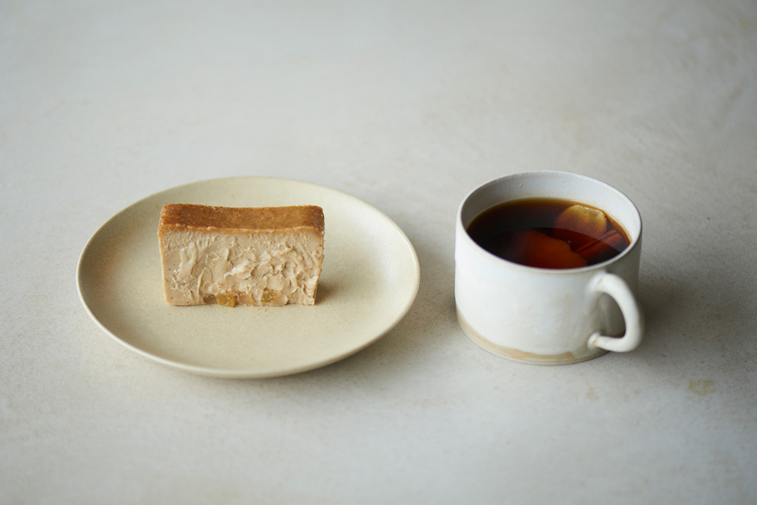 コーヒーの香ばしさがナッツやキャラメルと、生姜のスパイス感がレモンと調和