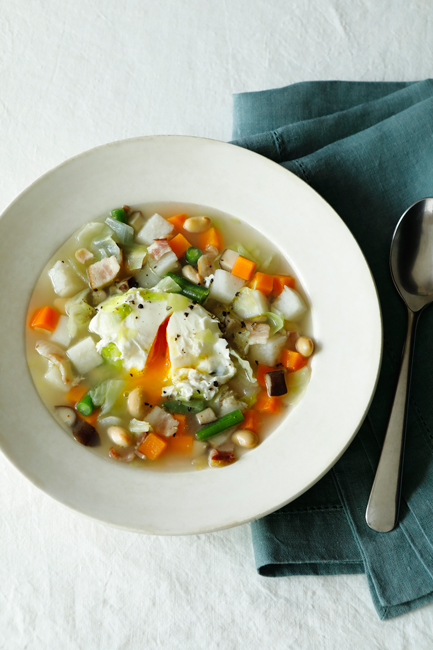 残り野菜やベーコンなどを入れて作るスープ。食材のうまみがたっぷり
