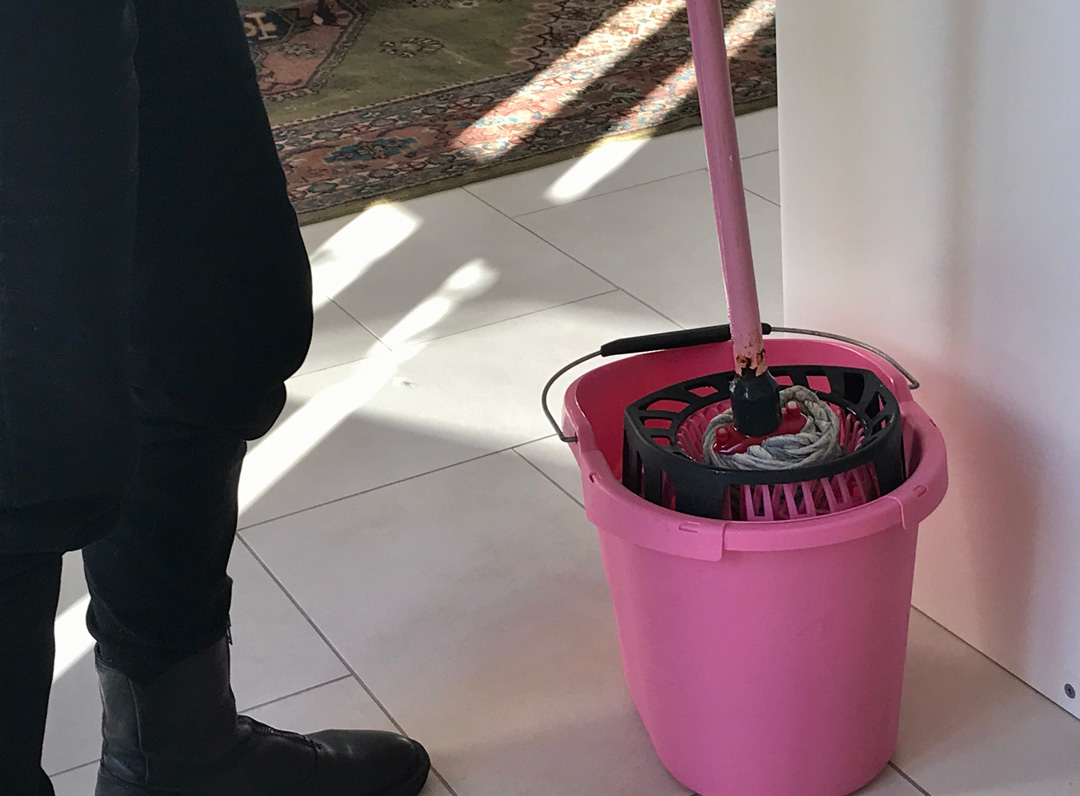家の中の床もモップと水でゴシゴシ!