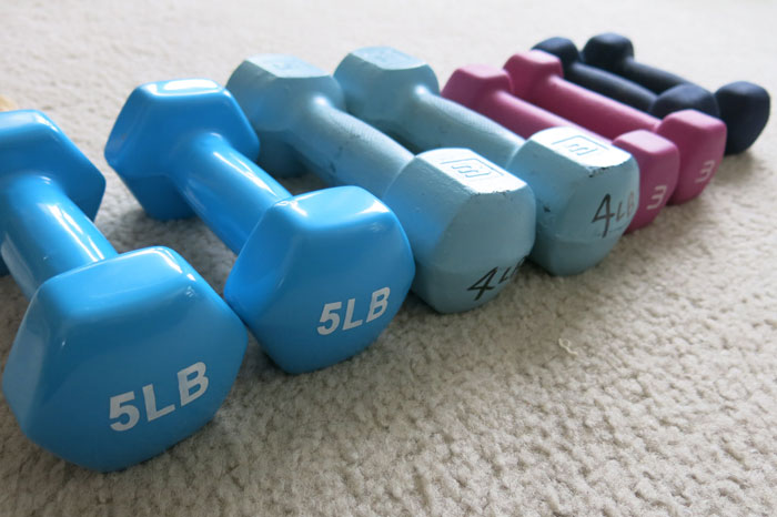 右から2ポンド、3、4、5ポンド。筋トレに慣れるにつれ徐々にダンベルの重さも増えました。今使っているのは4と5ポンドのみです