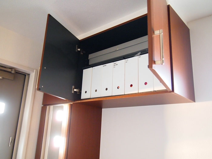 玄関の吊り戸収納