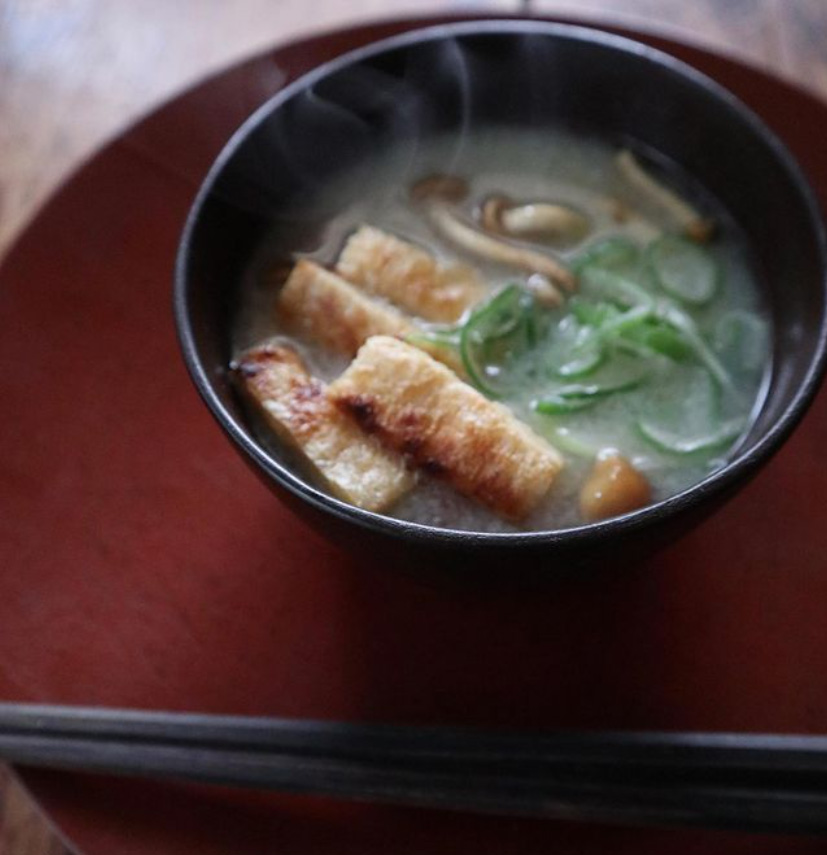 昨年春のおうち時間に作ったお味噌汁。油揚げを網でカリッと焼いて、いつもよりちょこっと丁寧に。おいしいお味噌汁は影の主役です♪
