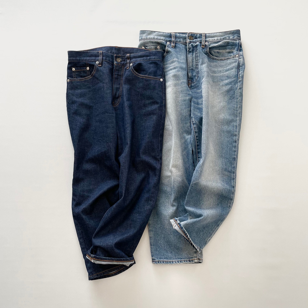 2年ほど愛用している、MUJI Laboの定番「ジャパンファブリックデニムストレッチワイドパンツ」。ヒップや太ももに適度なゆとりのあるシルエットで、ワイドという商品名ですが、実際はすそに向かって細くなる、テーパードタイプです。すそ直しが必要のないクロップド丈なのも気が利いてる。あまりに気に入って色違いで購入したのですが、薄い色のほうはよりゆったり着ようと、ワンサイズ大きいものを選びました(左のダークネイビーは25、右のブルーは26)