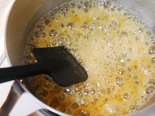 ここまで煮詰めれば、カラメルのようになりますよ!