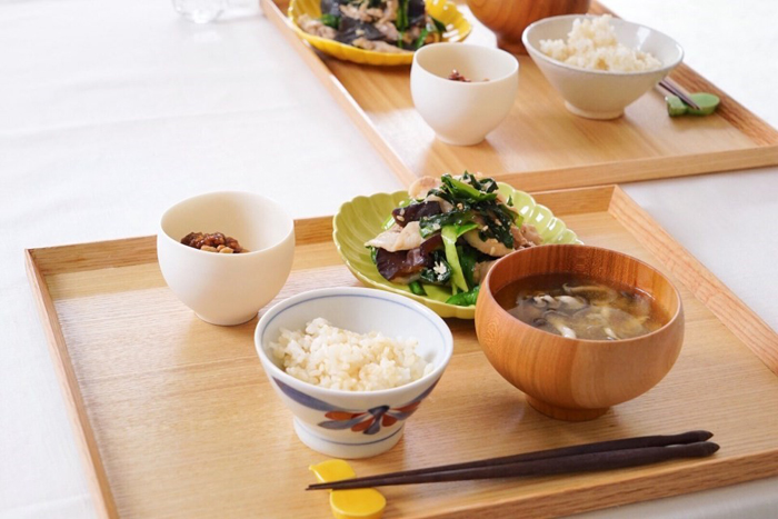 ある日の朝ごはん。きくらげとにら/豚肉の生姜塩麹炒め/醤油麹納豆/しめじと新玉ねぎのお味噌汁/発芽米ごはん。