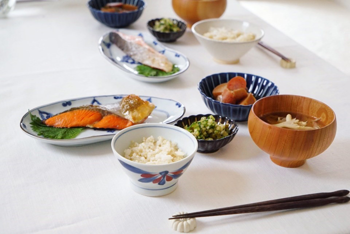 紅鮭の灰干し焼き/新じゃがとこんにゃくの煮物/出汁昆布とじゃこ、きゅうりのだし風/舞茸と新玉ねぎのお味噌汁/発芽米ごはん