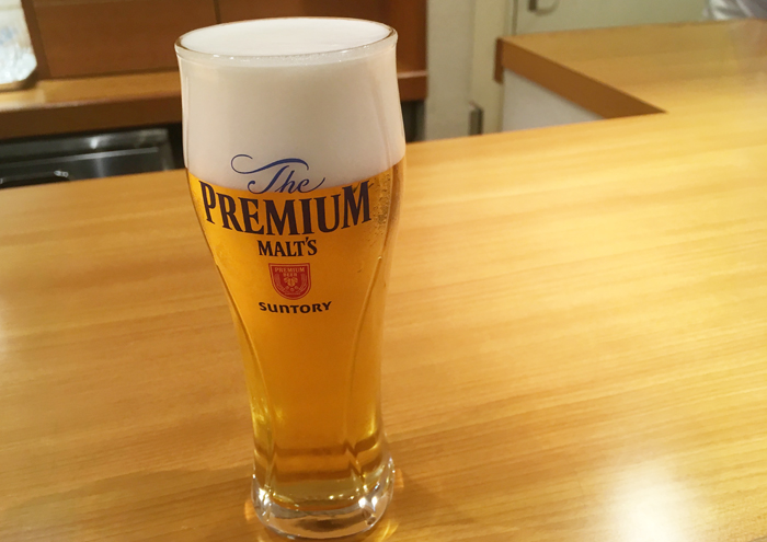 注ぎたてホヤホヤのプレモル。泡のきめが細かい!