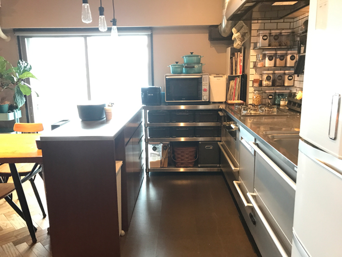 シェルフはリノベーション後に追加した家具。キッチンの高さに合わせて購入しました。