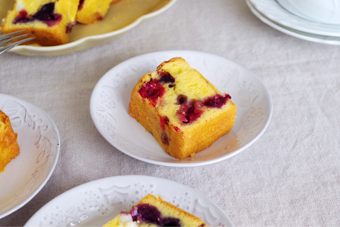 たとえば、基本のシンプルなパウンドケーキに冷蔵庫にあるフルーツやベーコンなどを入れて楽しんでいます。こちらは、ベリーとクリームチーズのパウンドケーキ。