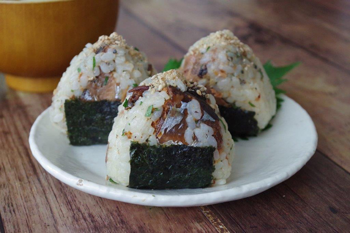 こちらはサンマの甘辛煮、大葉、ごま