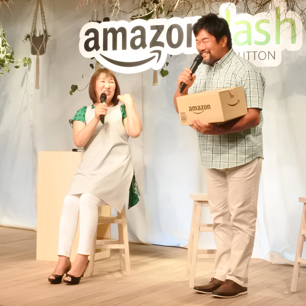 宅配便に扮して登場した佐々木健介さん。佐々木健介さんは、「実は心配性でストックぐせがスゴイ!」と、北斗さん談。「またこんなにいっぱい買っちゃって!」と怒っても買い置きしてしまうくらいなんだとか。
