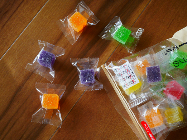 昔菓子コーナーで売っているゼリー菓子を使います