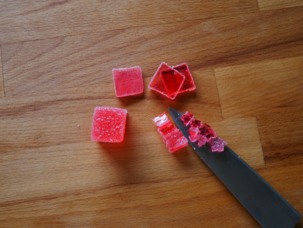 ゼリー菓子をカット