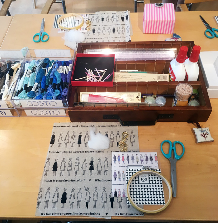 席には刺しゅうのためのセット一式が。ワクワクしてしまいます!