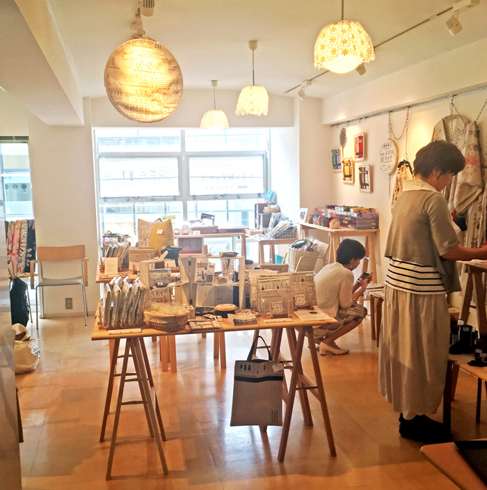 ドアを開くと小さな手芸屋さんが!