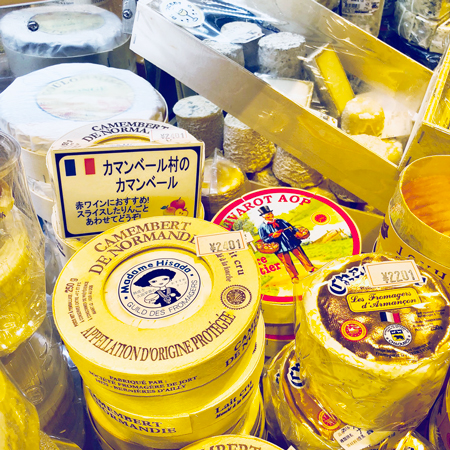 カマンベールチーズは半分のカットを買うこともありますが、パッケージが可愛くて、ついつい丸ごと欲しくなります