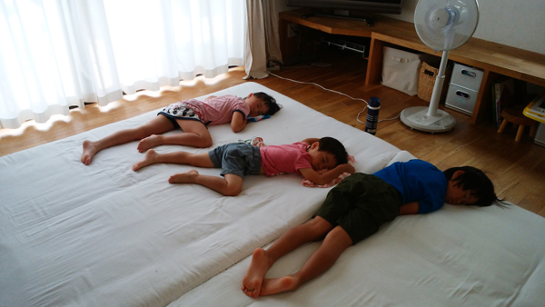 遊び疲れてみんな昼寝してしまう日もたまにはありますが、毎日のリズムができていればすぐに戻れます