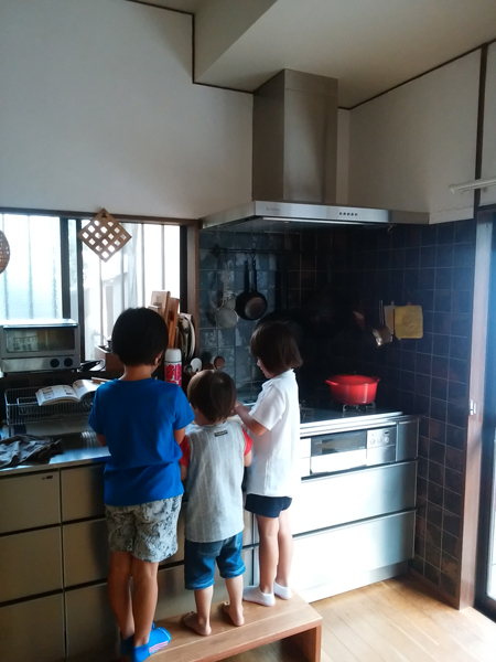 台所が好きな子どもたちです
